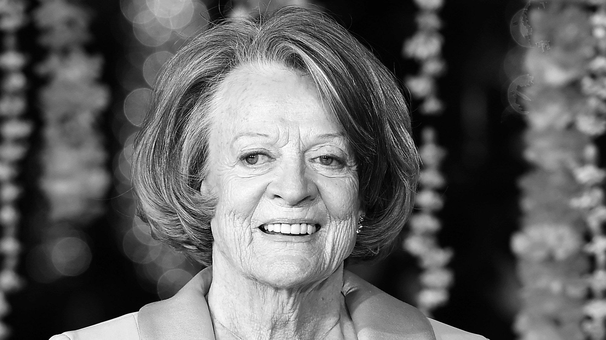 ARCHIV - 17.02.2015, Großbritannien, London: Die britische Schauspielerin Maggie Smith kommt zur Premiere von The Second Best Exotic Marigold Hotel. (zu dpa: «Britische Schauspielerin Maggie Smith gestorben») Foto: Andy Rain/epa/dpa +++ dpa-Bildfunk +++