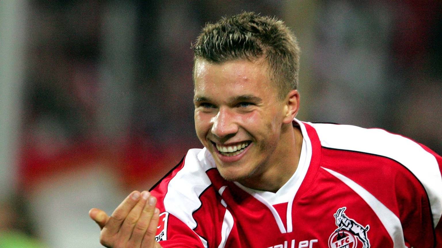 Kölns beliebter Ex-Stürmer Lukas Podolski bejubelt sein Tor zur 2:0-Führung gegen die Frankfurter Eintracht im August 2004. In Müngersdorf will der 39-Jährige nun seinen Fans am 10. Oktober 2024 Abschied nehmen.