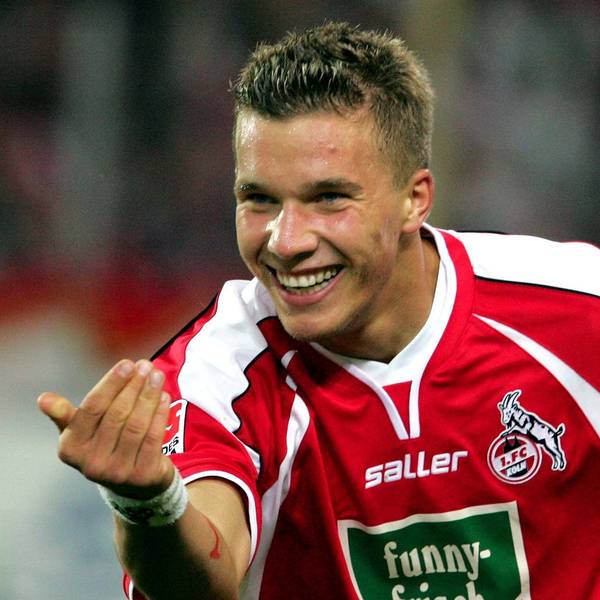 Kölns beliebter Ex-Stürmer Lukas Podolski bejubelt sein Tor zur 2:0-Führung gegen die Frankfurter Eintracht im August 2004. In Müngersdorf will der 39-Jährige nun seinen Fans am 10. Oktober 2024 Abschied nehmen.