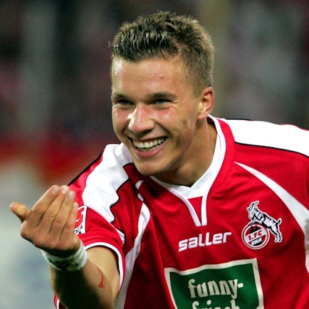 Kölns beliebter Ex-Stürmer Lukas Podolski bejubelt sein Tor zur 2:0-Führung gegen die Frankfurter Eintracht im August 2004. In Müngersdorf will der 39-Jährige nun seinen Fans am 10. Oktober 2024 Abschied nehmen.