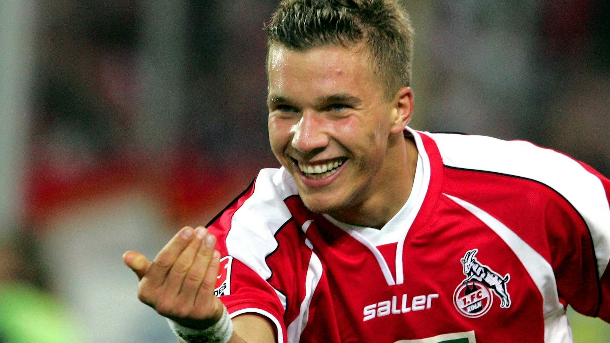 Kölns beliebter Ex-Stürmer Lukas Podolski bejubelt sein Tor zur 2:0-Führung gegen die Frankfurter Eintracht im August 2004. In Müngersdorf will der 39-Jährige nun seinen Fans am 10. Oktober 2024 Abschied nehmen.
