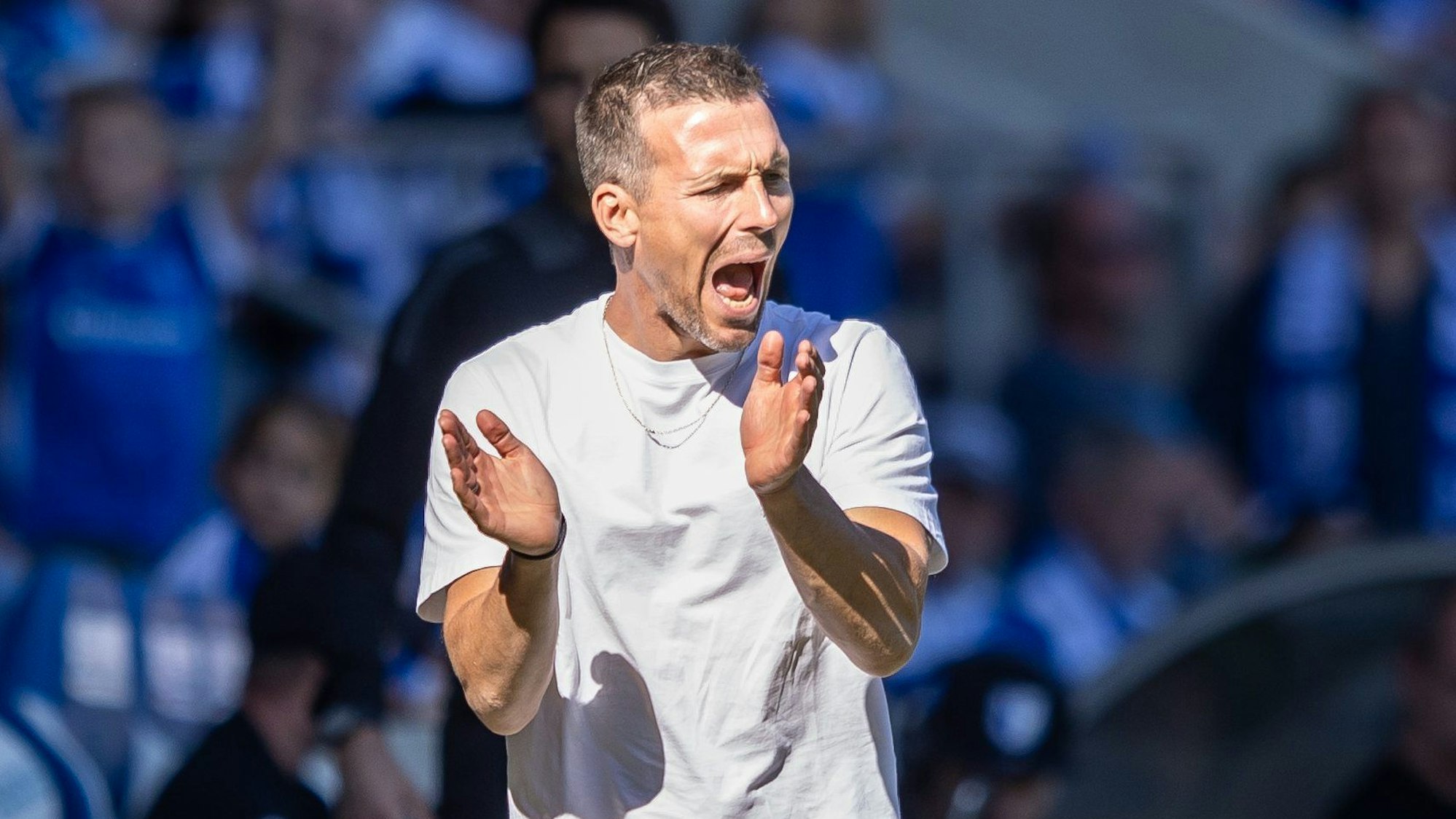 Christian Eichner, Trainer des Karlsruher SC, treibt seine Mannschaft an.
