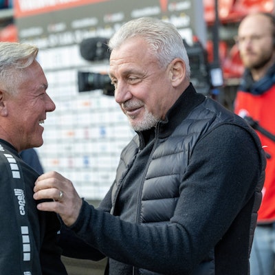 GER, 3. LIga, FC Viktoria Koeln vs. Erzgebirge Aue, 11. Spieltag, Saison 2023/24, / 14.10.2023, Sportpark Hoehenberg, Koeln, GER, 3. LIga, FC Viktoria Koeln vs. Erzgebirge Aue, 11. Spieltag, Saison 2023/24, Im Bilid: Pavel Dotchev Erzgebirge Aue, Cheftrainer und Olaf Janssen FC Viktoria Koeln, Chef-Trainer sehen sich wieder Freude Einzelaktion, Halbkörper / Halbkoerper *** GER, 3 LIga, FC Viktoria Koeln vs Erzgebirge Aue, 11 Matchday, Season 2023 24, 14 10 2023, Sportpark Hoehenberg, Koeln, GER, 3 LIga, FC Viktoria Koeln vs Erzgebirge Aue, 11 Matchday, Season 2023 24, In Bilid Pavel Dotchev Erzgebirge Aue, head coach and Olaf Janssen FC Viktoria Koeln, head coach see each other again joy single action, half body half body nordphotoxGmbHxx/xDenkinger nph00015