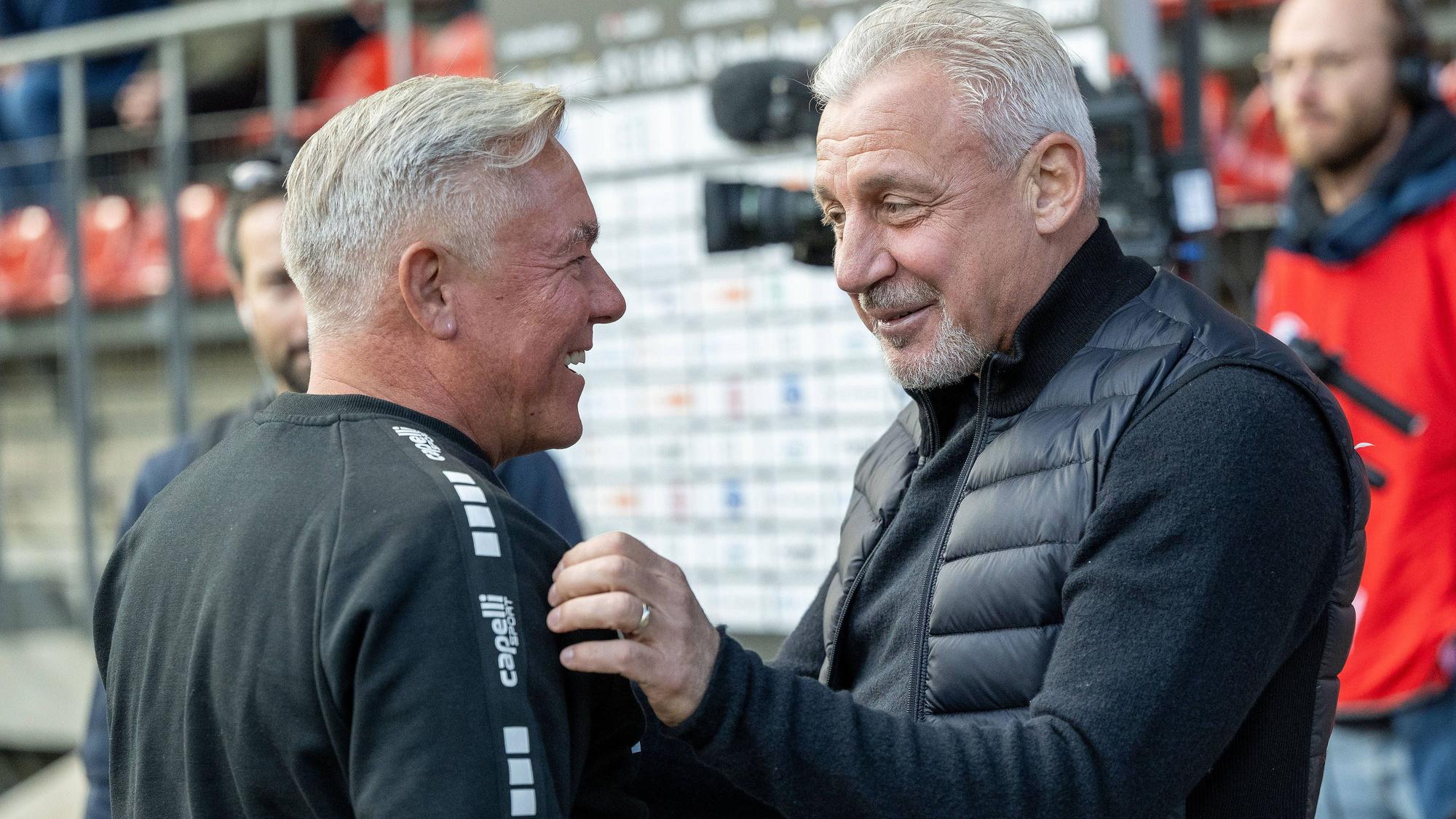 GER, 3. LIga, FC Viktoria Koeln vs. Erzgebirge Aue, 11. Spieltag, Saison 2023/24, / 14.10.2023, Sportpark Hoehenberg, Koeln, GER, 3. LIga, FC Viktoria Koeln vs. Erzgebirge Aue, 11. Spieltag, Saison 2023/24, Im Bilid: Pavel Dotchev Erzgebirge Aue, Cheftrainer und Olaf Janssen FC Viktoria Koeln, Chef-Trainer sehen sich wieder Freude Einzelaktion, Halbkörper / Halbkoerper *** GER, 3 LIga, FC Viktoria Koeln vs Erzgebirge Aue, 11 Matchday, Season 2023 24, 14 10 2023, Sportpark Hoehenberg, Koeln, GER, 3 LIga, FC Viktoria Koeln vs Erzgebirge Aue, 11 Matchday, Season 2023 24, In Bilid Pavel Dotchev Erzgebirge Aue, head coach and Olaf Janssen FC Viktoria Koeln, head coach see each other again joy single action, half body half body nordphotoxGmbHxx/xDenkinger nph00015