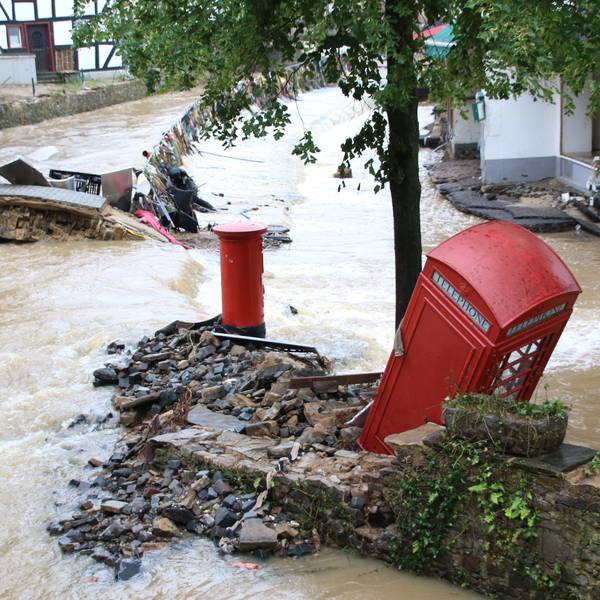 Das Bild vom 16. Juli 2021 zeigt die Folgen der Flutkatastrophe im noch überschwemmten Bad Münstereifel.