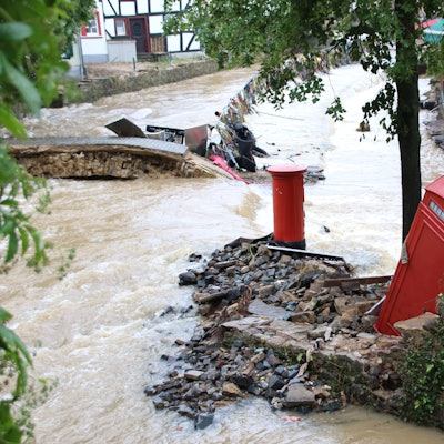 Das Bild vom 16. Juli 2021 zeigt die Folgen der Flutkatastrophe im noch überschwemmten Bad Münstereifel.