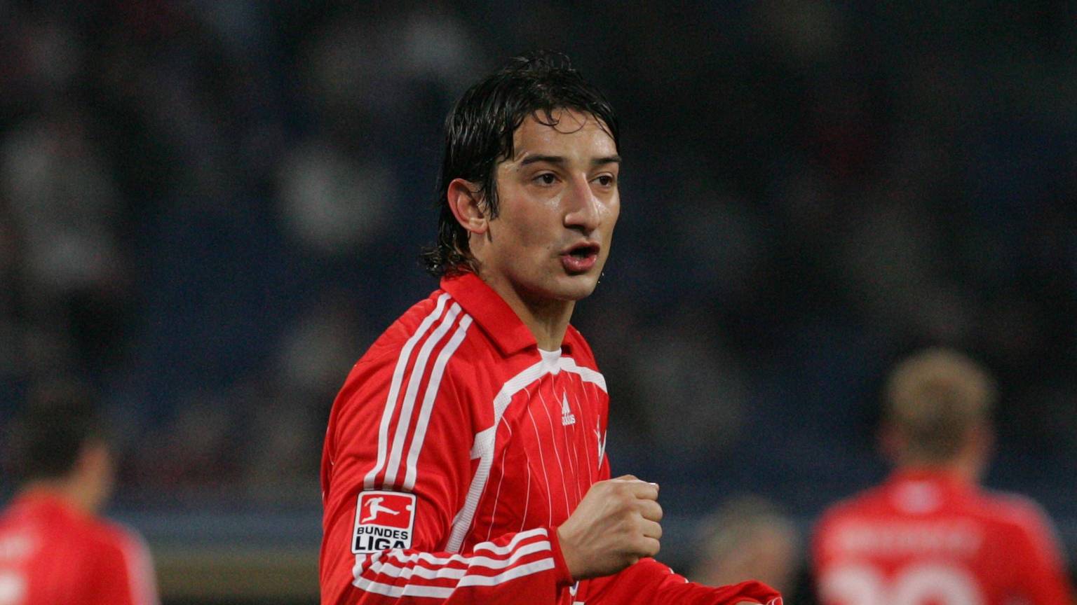 Der frühere Fußballprofi Serhat Akin wurde in Istanbul durch einen Schuss am Fuß verletzt.