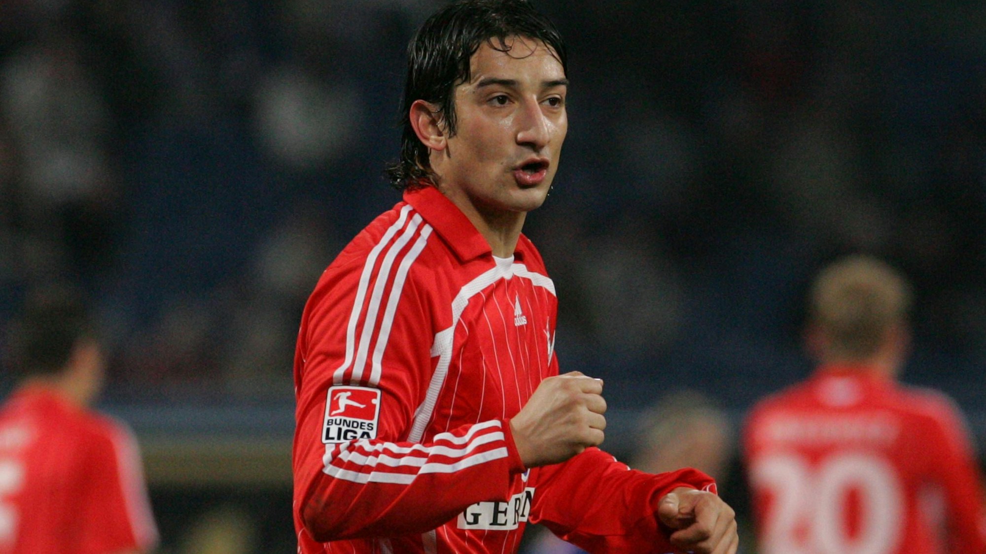 Der frühere Fußballprofi Serhat Akin wurde in Istanbul durch einen Schuss am Fuß verletzt.