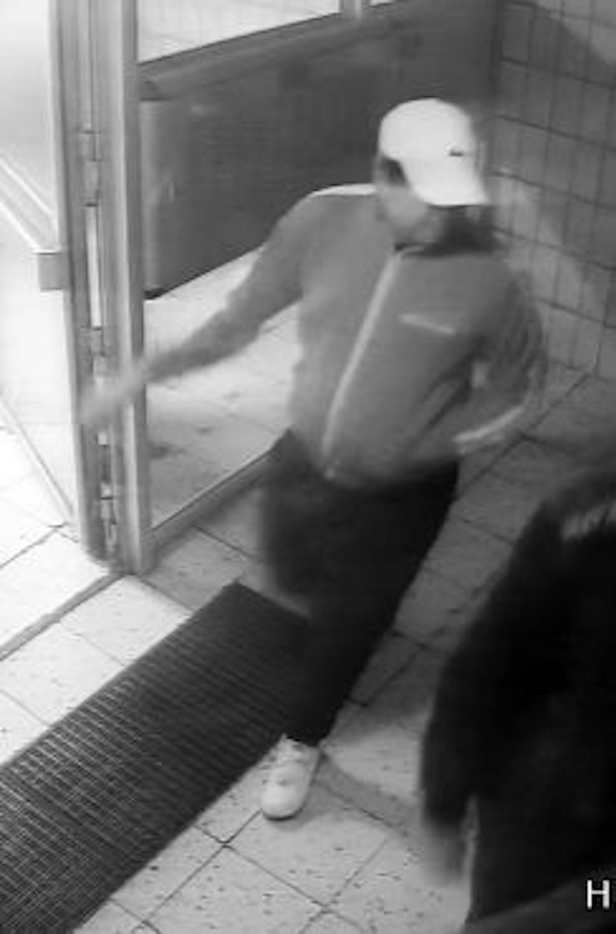 Mit Fotos einer Überwachungskamera sucht die Polizei Köln nach den Tatverdächtigen eines Raubüberfalls auf eine Tankstelle in Köln-Meschenich.