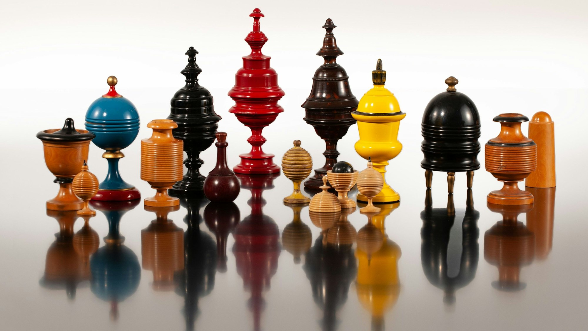 Objekte aus der Sammlung Huber: Ballpokale und Ballvasen, Zaubertricks aus Holz