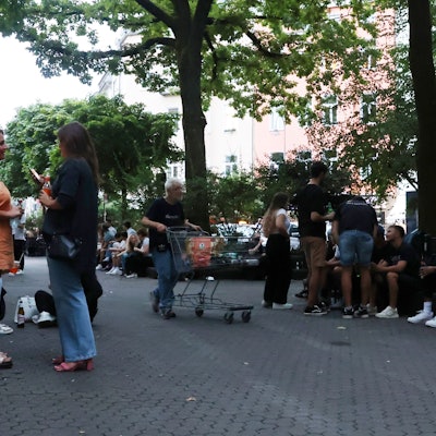 Menschen am Brüsseler Platz