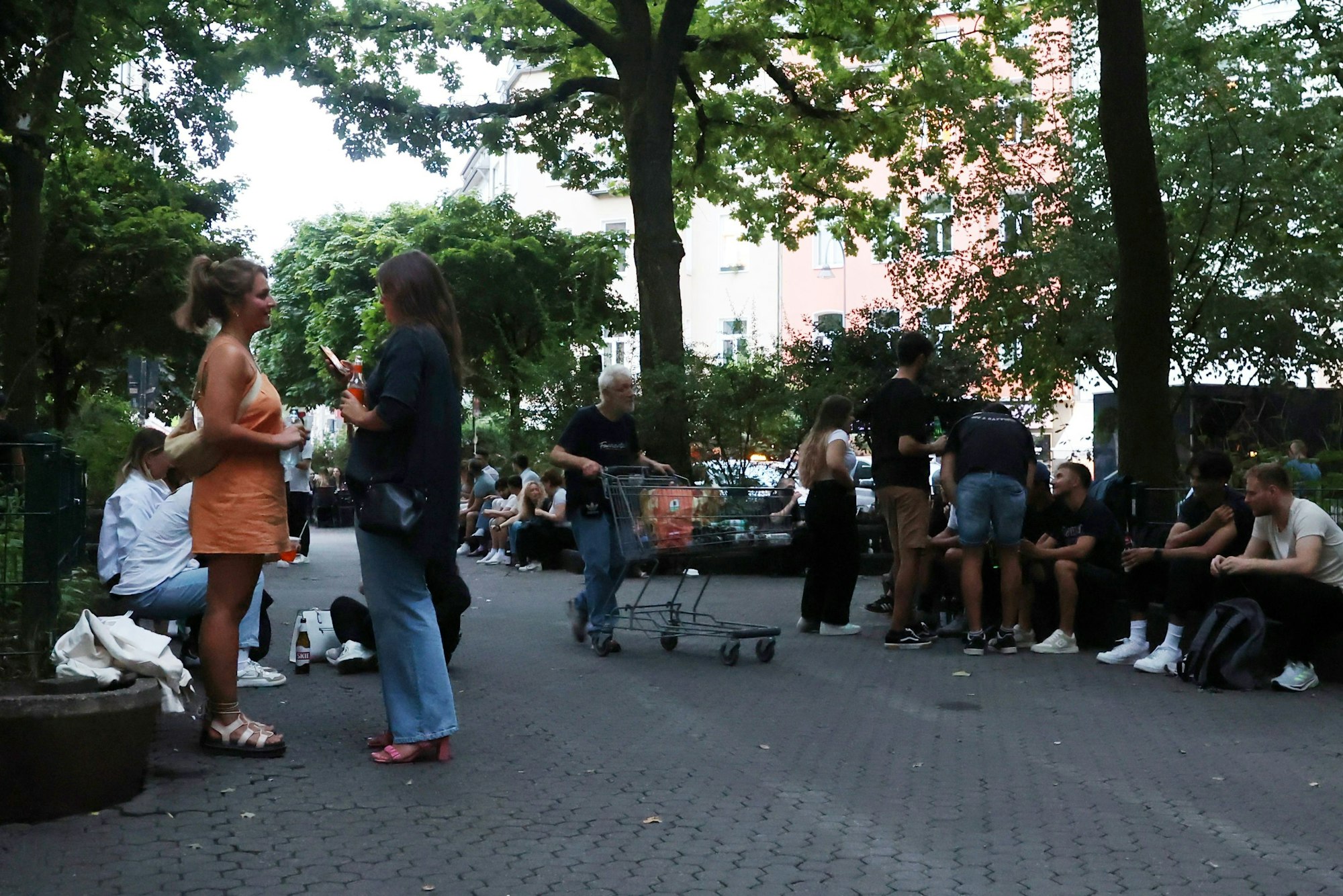 Menschen am Brüsseler Platz