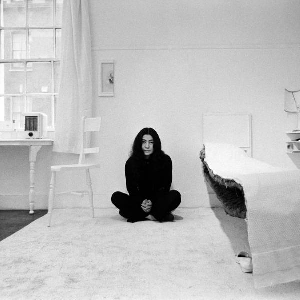 Yoko Ono sitzt 1967 in einem halben Raum.