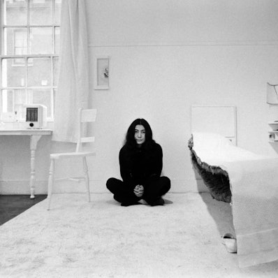 Yoko Ono sitzt 1967 in einem halben Raum.