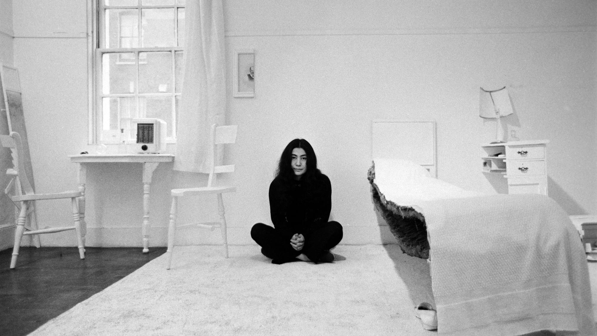 Yoko Ono sitzt 1967 in einem halben Raum.