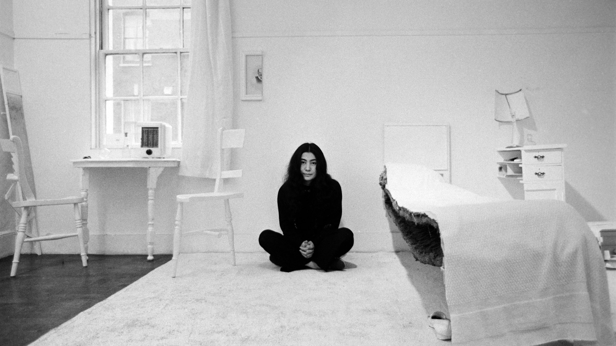 Yoko Ono sitzt 1967 in einem halben Raum.