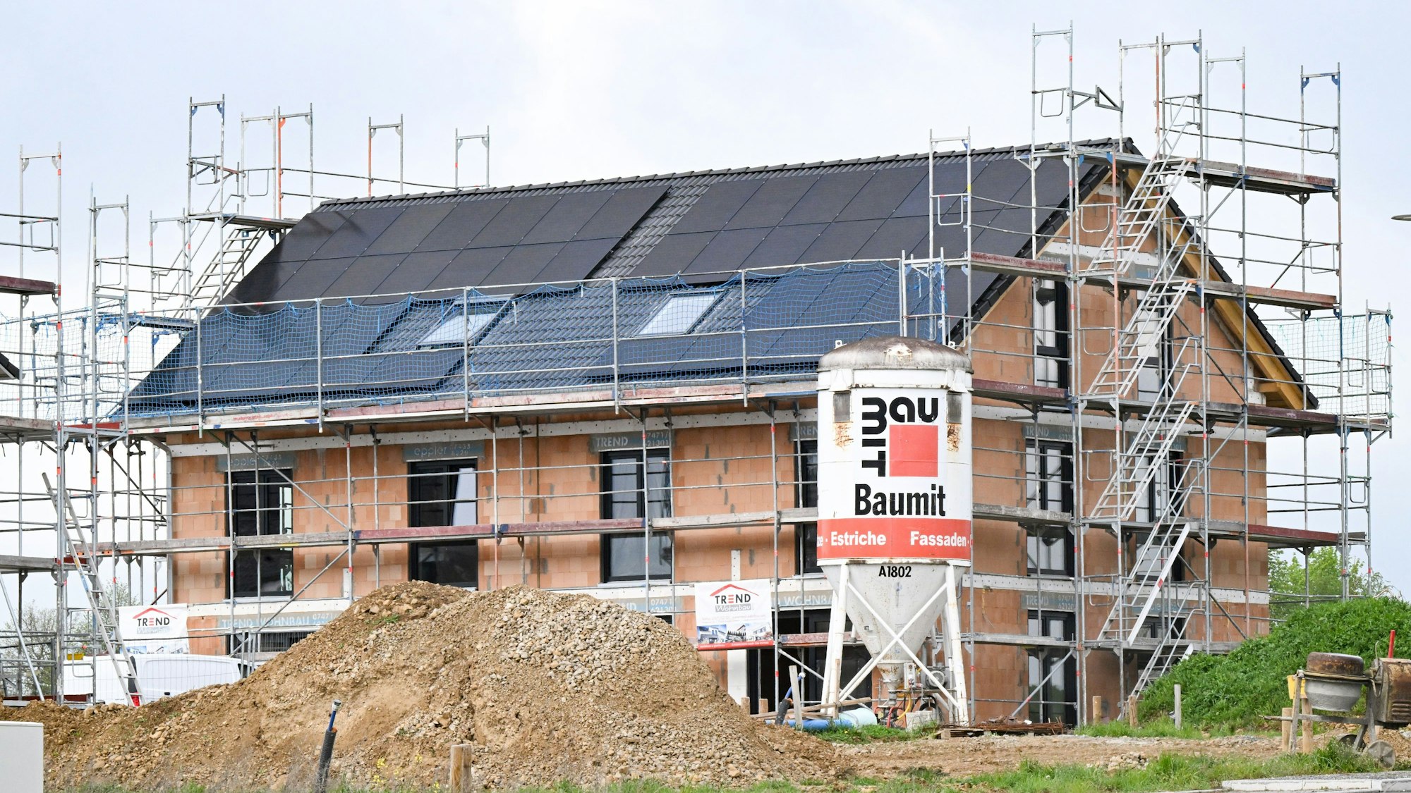 Häuser werden in einem Neubaugebiet gebaut.