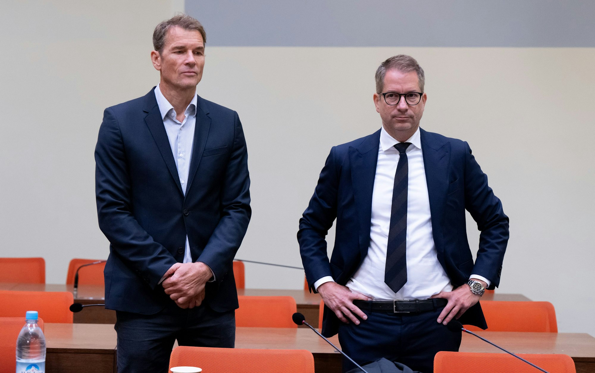 Der ehemalige Fußball-Nationaltorwart Jens Lehmann (l) steht vor Beginn des Berufungsprozesses am Landgericht mit seinem Anwalt Florian Ufer im Gerichtssaal.