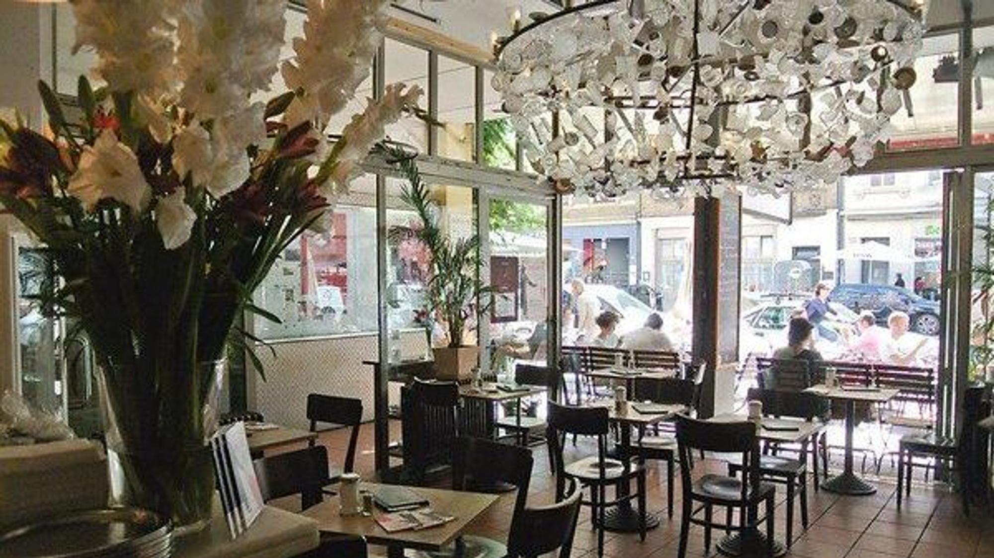 Café Bauturm mit Kronleuchter an der Decke.