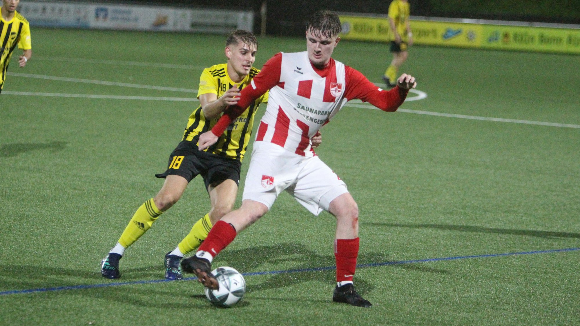 Spichs Fabian Kirst (hinten) im Duell mit dem Oberpleiser Jannik Goethe.