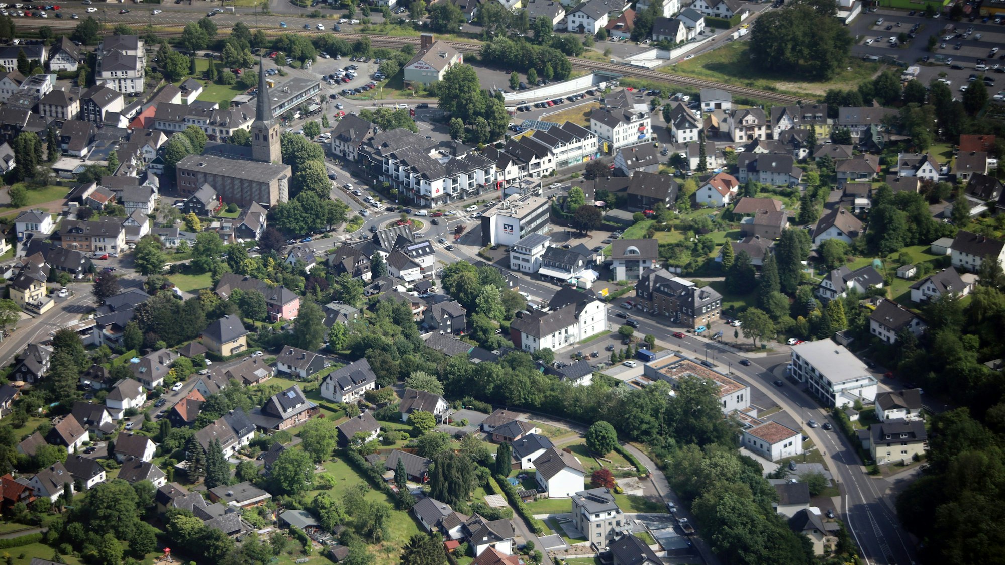 Im Overather Ortskern stehen Häuser dicht beieinander.