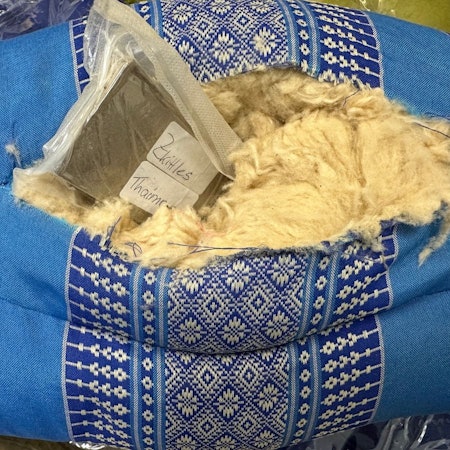 Haschischblock in Sitzkissen versteckt