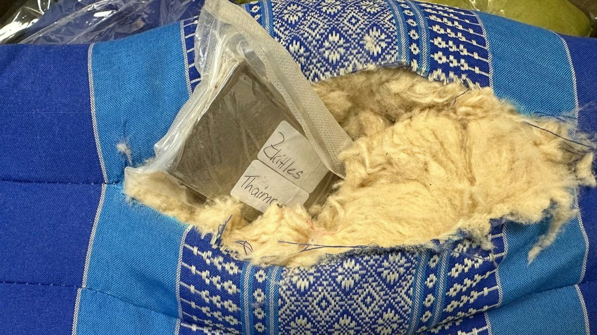 Haschischblock in Sitzkissen versteckt