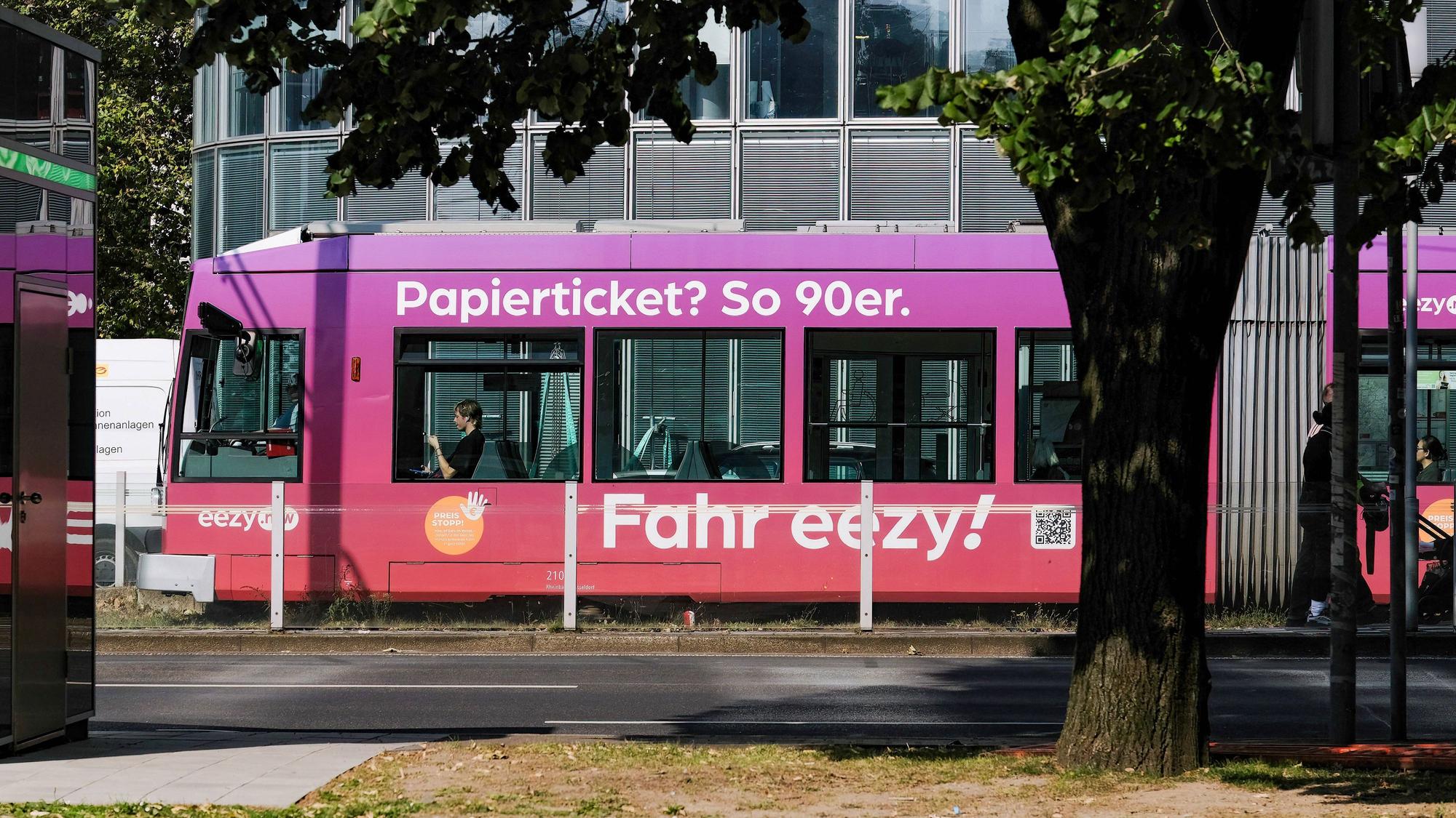 Düsseldorf 18.09.2024 Rheinbahn U-Bahn Strassenbahn ÖPNV Nahverkehr Tram Gleise Geleise Stadtverkehr Autoverkehr Luftverschmutzung Smog Verkehrsdichte 49-Euro-Ticket Deutschlandticket Haltestelle Graf-Adolf-Platz Papierticket Digitalticket digitaler Fahrschein eezy App Bargeldlose Zahlung Düsseldorf Nordrhein-Westfalen Deutschland *** Düsseldorf 18 09 2024 Rheinbahn underground streetcar local public transport streetcar tracks city traffic car traffic air pollution smog traffic density 49 Euro ticket Germany ticket stop Graf Adolf Platz paper ticket digital ticket digital ticket eezy app cashless payment Düsseldorf North Rhine-Westphalia Germany