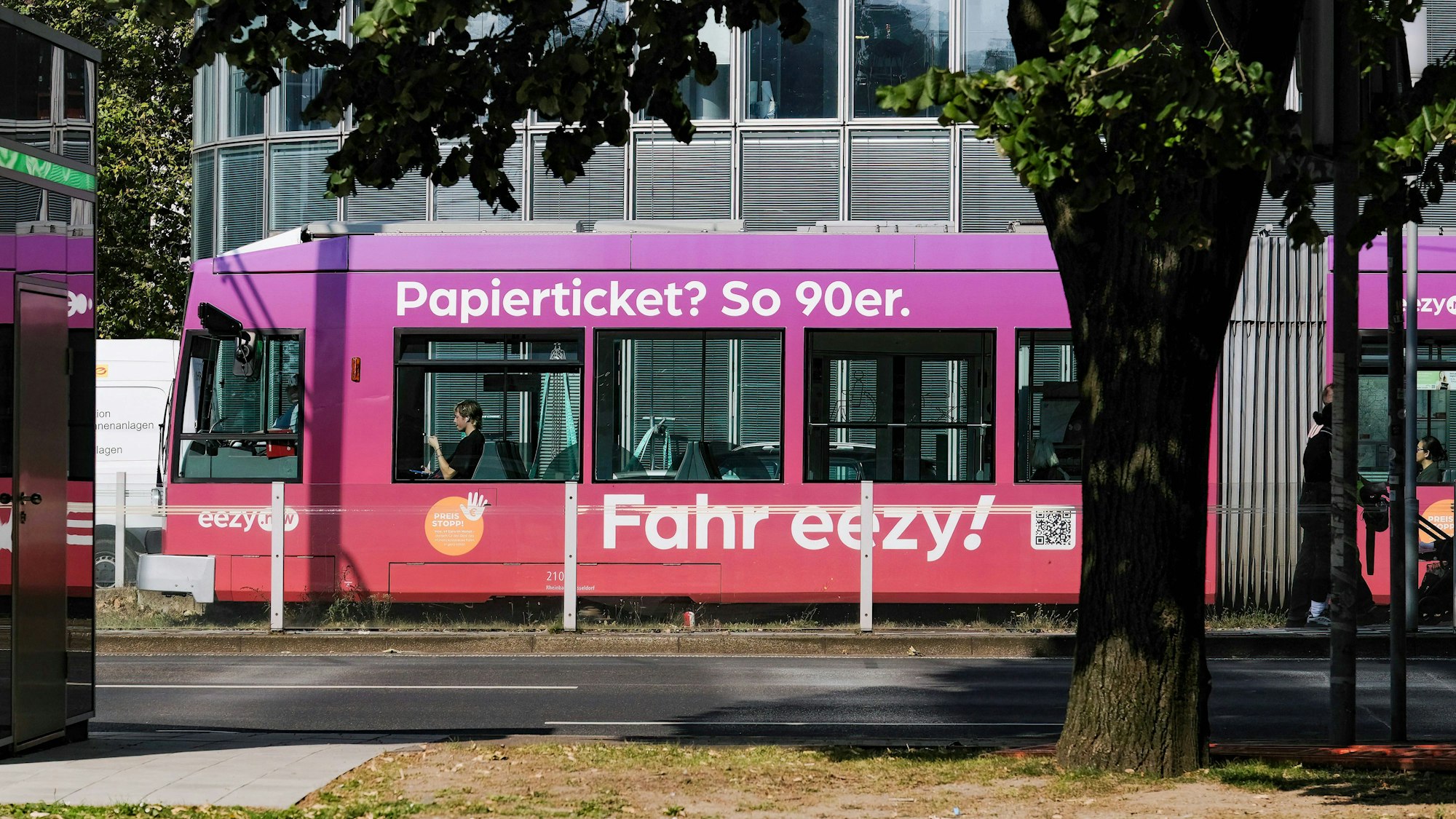 Düsseldorf 18.09.2024 Rheinbahn U-Bahn Strassenbahn ÖPNV Nahverkehr Tram Gleise Geleise Stadtverkehr Autoverkehr Luftverschmutzung Smog Verkehrsdichte 49-Euro-Ticket Deutschlandticket Haltestelle Graf-Adolf-Platz Papierticket Digitalticket digitaler Fahrschein eezy App Bargeldlose Zahlung Düsseldorf Nordrhein-Westfalen Deutschland *** Düsseldorf 18 09 2024 Rheinbahn underground streetcar local public transport streetcar tracks city traffic car traffic air pollution smog traffic density 49 Euro ticket Germany ticket stop Graf Adolf Platz paper ticket digital ticket digital ticket eezy app cashless payment Düsseldorf North Rhine-Westphalia Germany