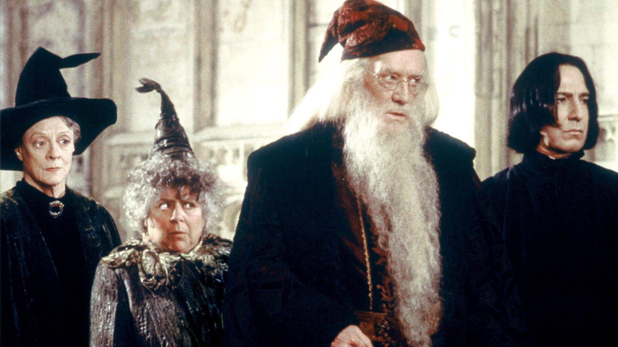 Szene aus „Harry Potter und die Kammer des Schreckens“. Maggie Smith ist ganz links neben Miriam Margolyes, Richard Harris und Alan Rickman zu sehen.