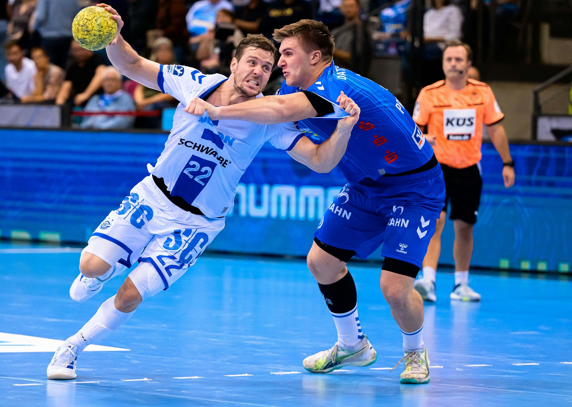 Kentin Mahe im Zweikampf mit dem Stuttgarter Gianfranco Pribetic.