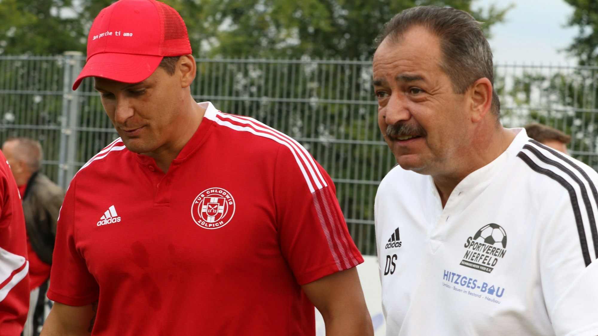 Die beiden Trainer David Sasse und Dirk Scheer im Gespräch.