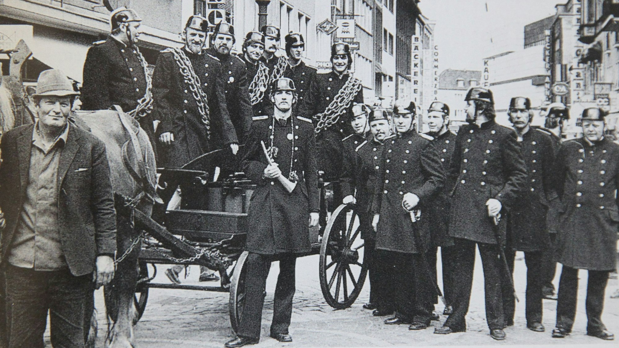 Eine Gruppe von Männern in alten Feuerwehruniformen