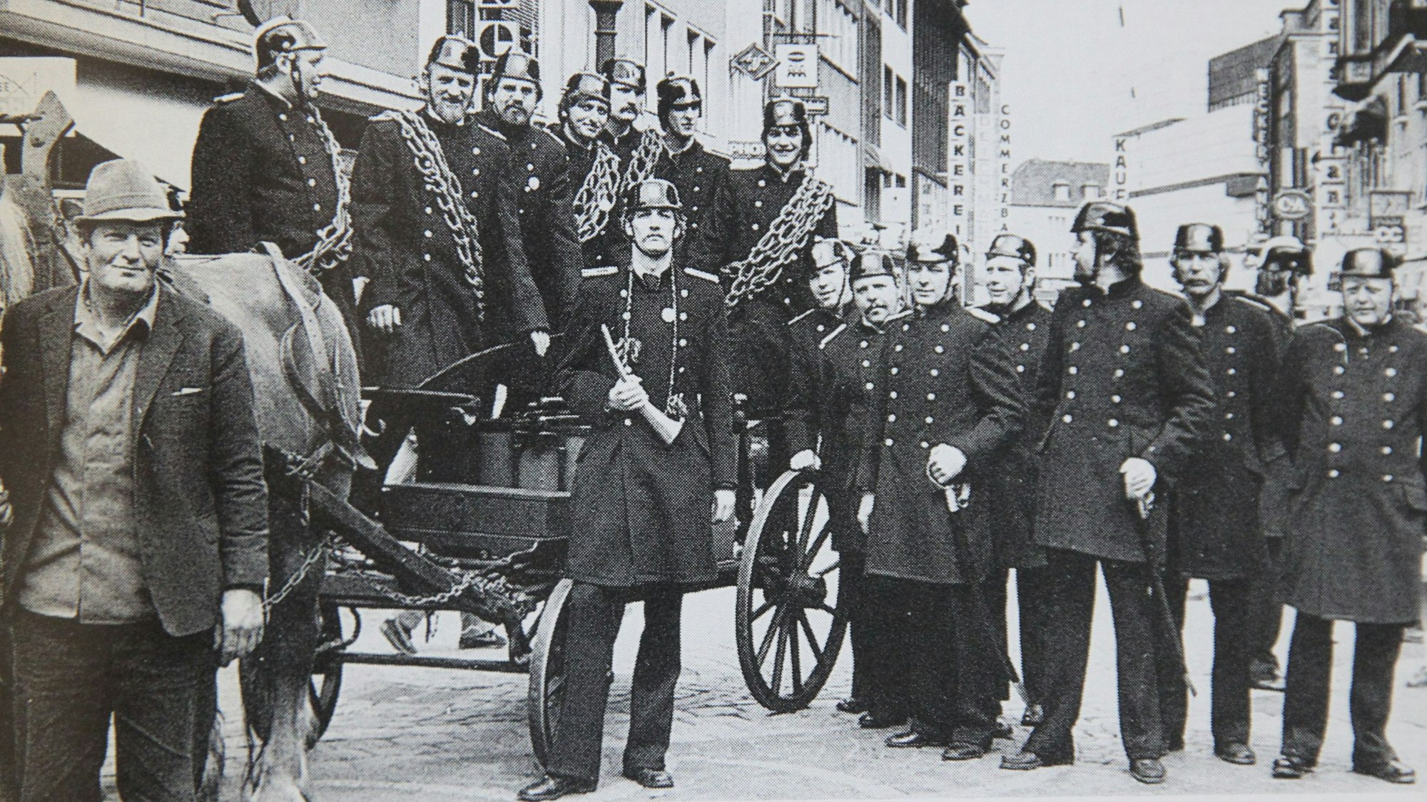 Eine Gruppe von Männern in alten Feuerwehruniformen