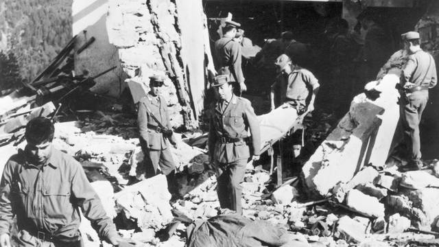 Nach einem Bombenanschlag auf eine italienische Finanzwache am Brennerpass wurden die Leichen von drei Menschen aus den Trümmern geborgen.
