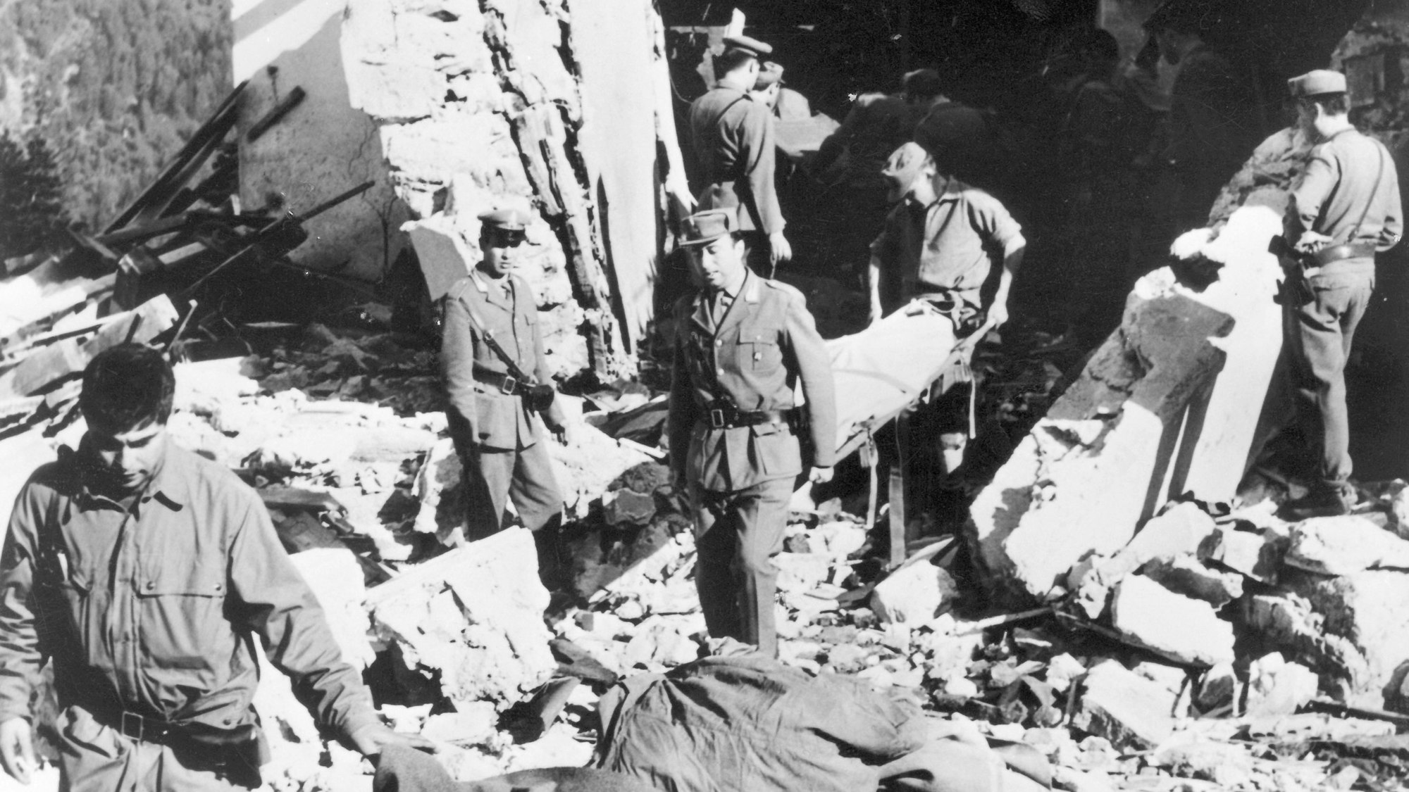 Nach einem Bombenanschlag auf eine italienische Finanzwache am Brennerpass wurden die Leichen von drei Menschen aus den Trümmern geborgen.