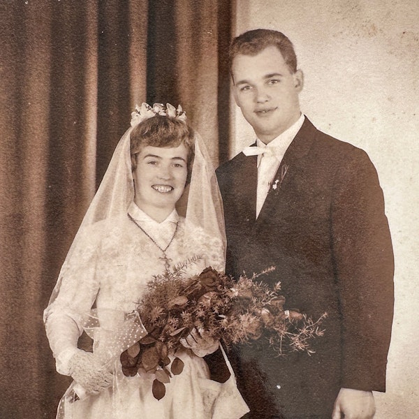 Ein altes schwarz-weißes Foto der Hochzeit von Katharina und Werner Hagen.