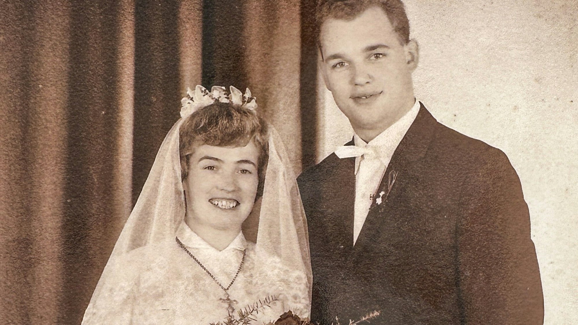 Ein altes schwarz-weißes Foto der Hochzeit von Katharina und Werner Hagen.