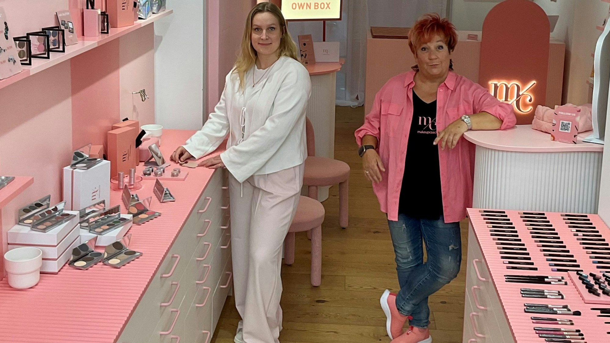 Zu sehen sind Luisa und Michaela Conrads (v.l.). in ihrem Makeupcoach-Store.