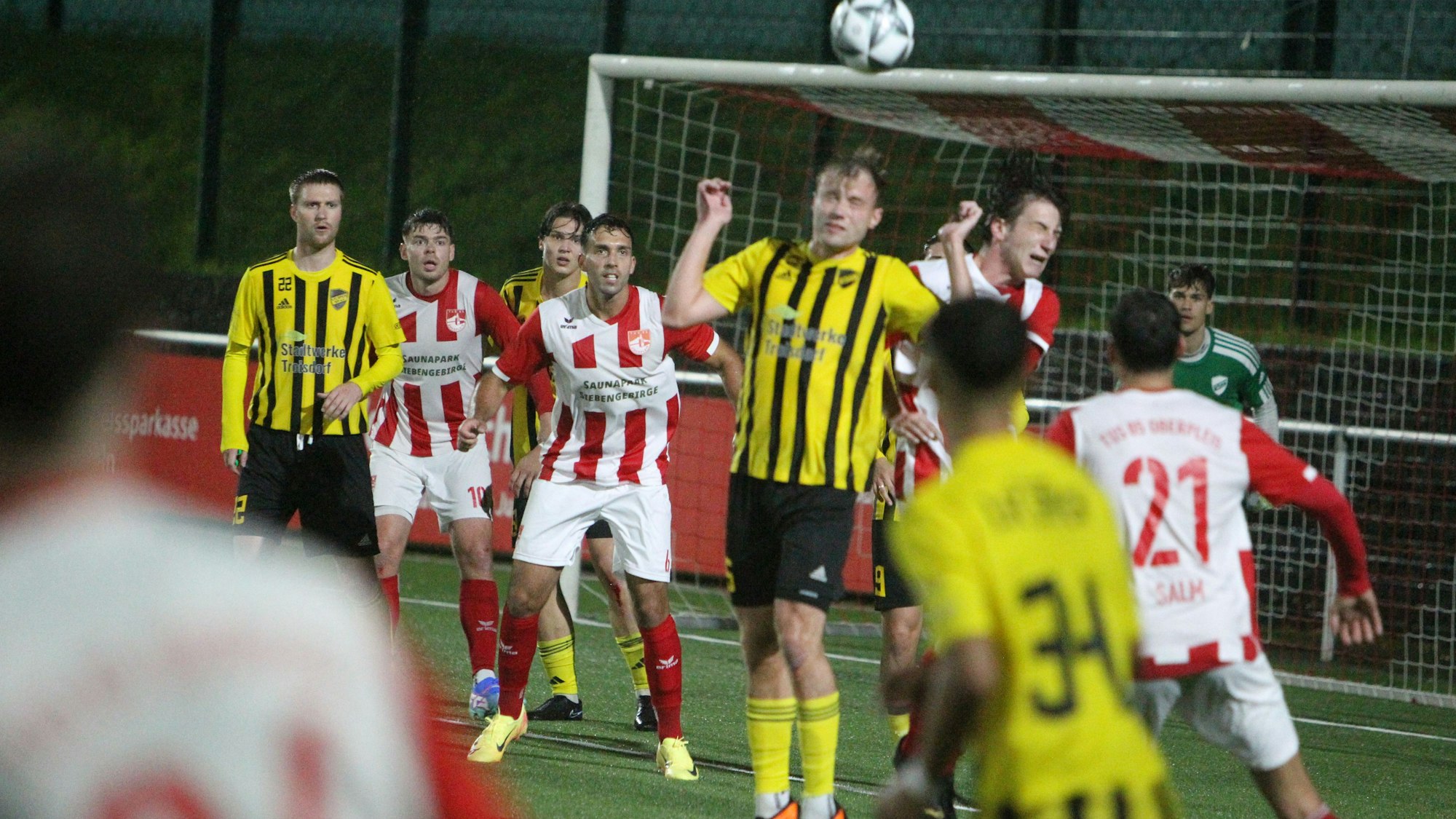 Dicke Luft im Spicher Strafraum: FCS-Akteur Fabian Welt (links) köpft im Duell mit seinem Ex-Mitspieler Sebastian Witt das Spielgerät aus der Gefahrenzone.