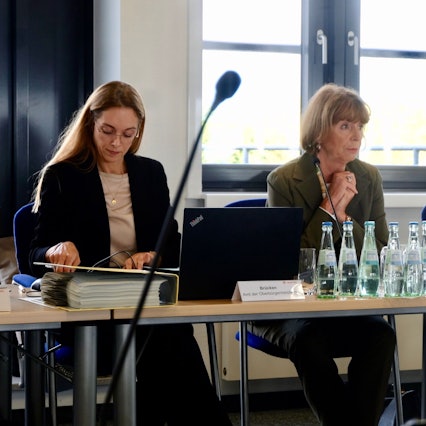 Kölns Oberbürgermeisterin Henriette Reker (Mitte) und Lindenthaler Bezirksbürgermeisterin Cornelia Weitekamp (Rechts)