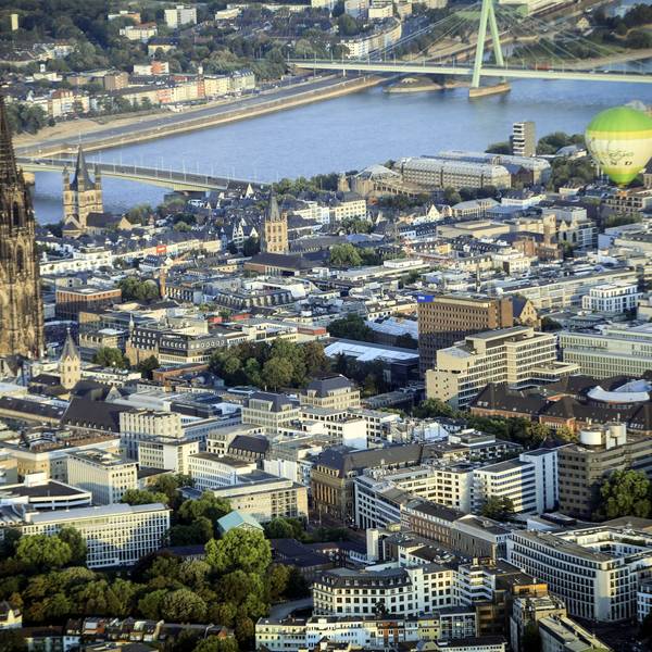 Blick von oben auf den Kölner Dom, den Rhein und der Severinsbrücke.