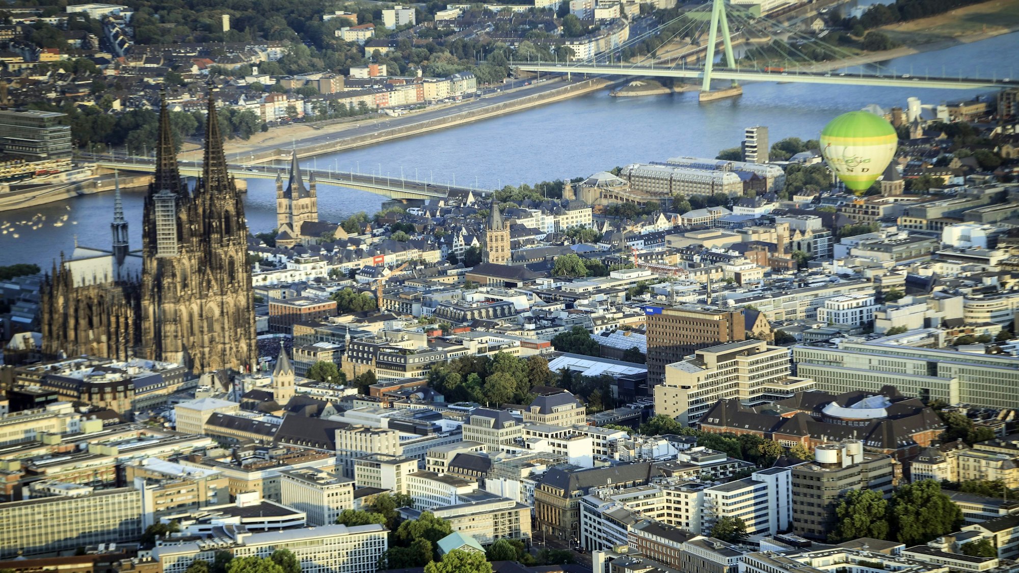 Blick von oben auf den Kölner Dom, den Rhein und der Severinsbrücke.