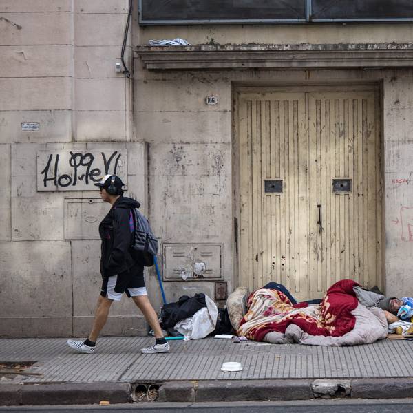 04.06.2024, Argentinien, Buenos Aires: Obdachlose schlafen vor dem Eingang eines Gebäudes.