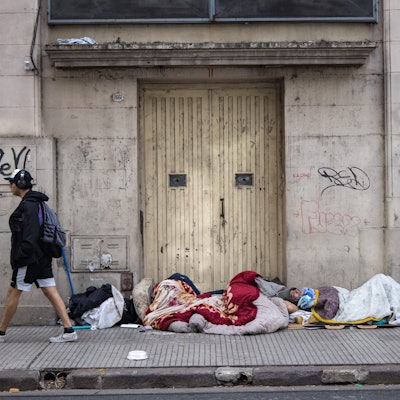 04.06.2024, Argentinien, Buenos Aires: Obdachlose schlafen vor dem Eingang eines Gebäudes.