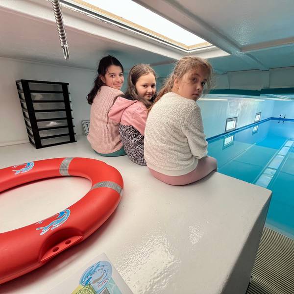 Drei Mädchen im Schwimmcontainer