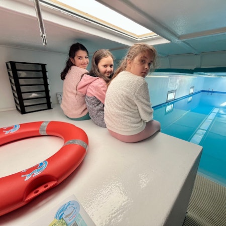 Drei Mädchen im Schwimmcontainer