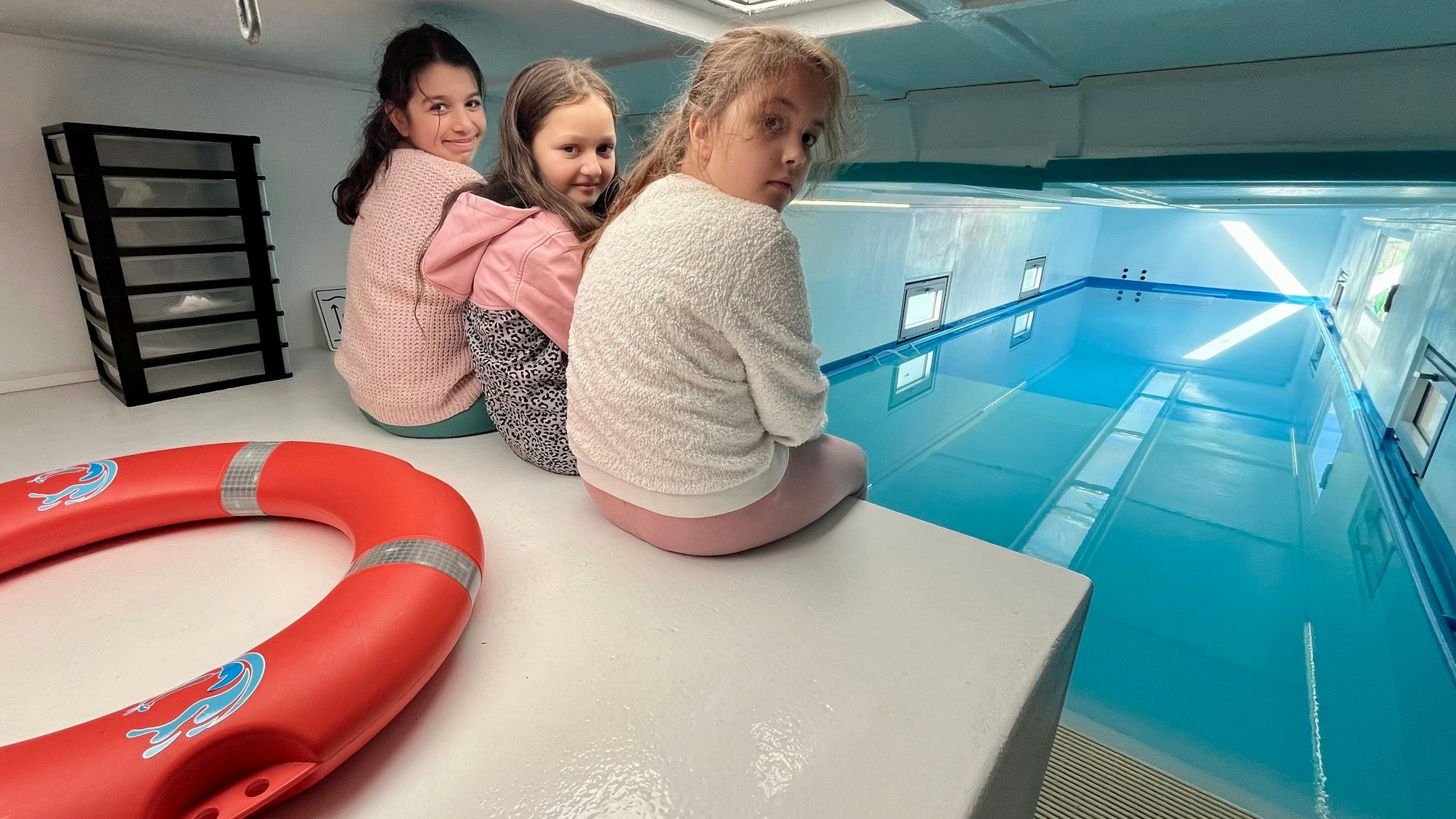 Drei Mädchen im Schwimmcontainer