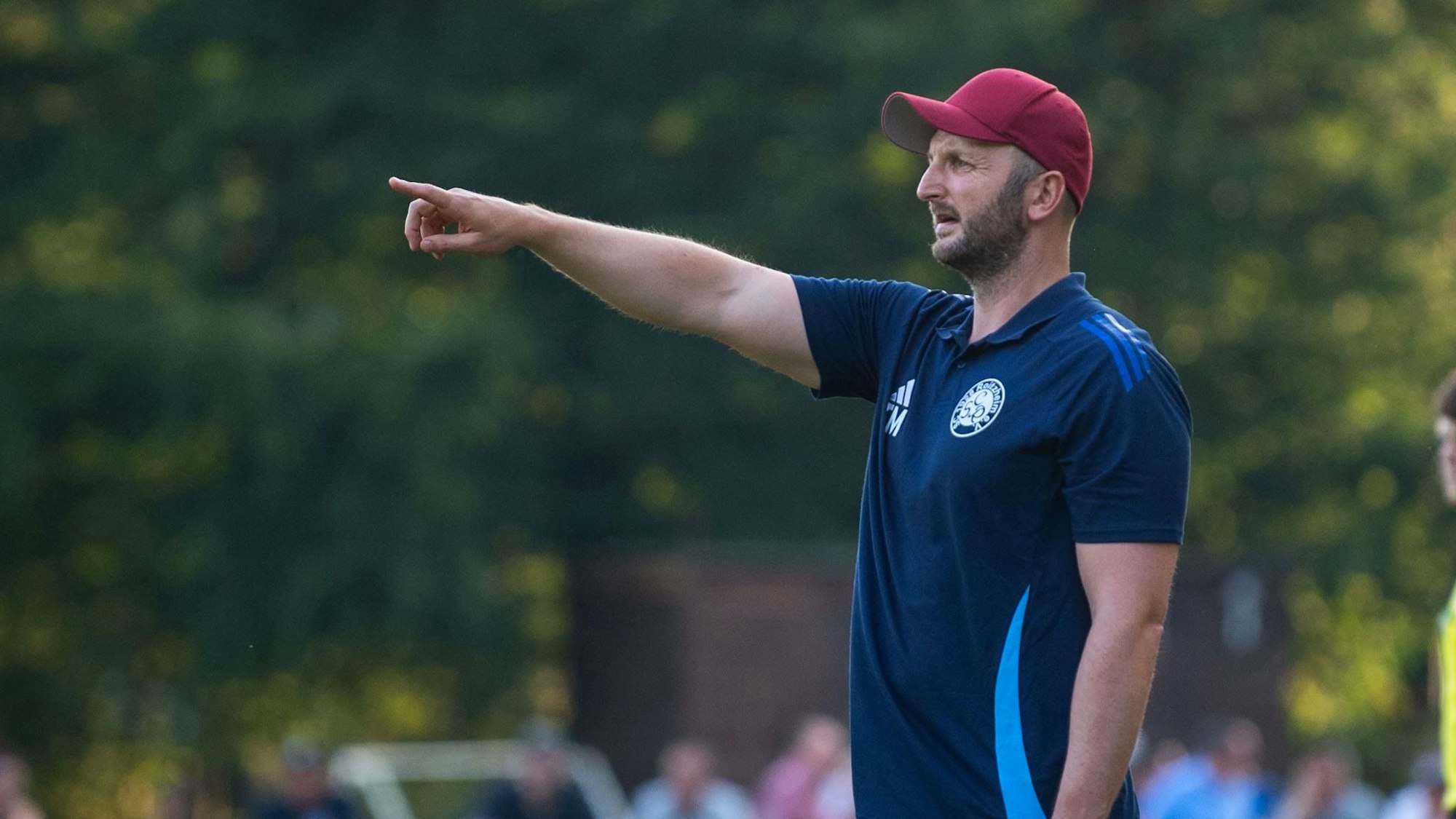 Thomas Moga gibt mit ausgestrecktem Zeigefinger eine Anweisung.
