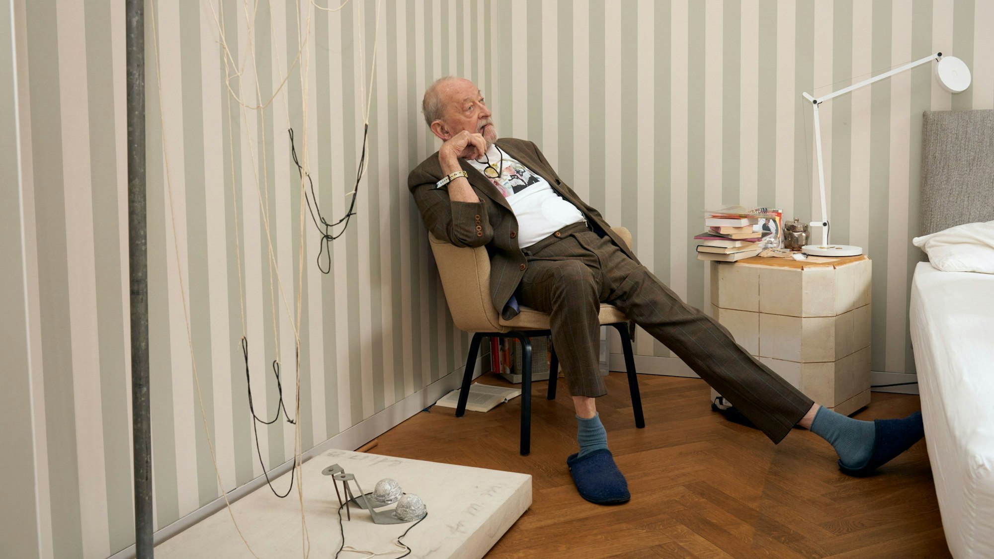 Kasper König sitzt entspannt auf einem Sessel.